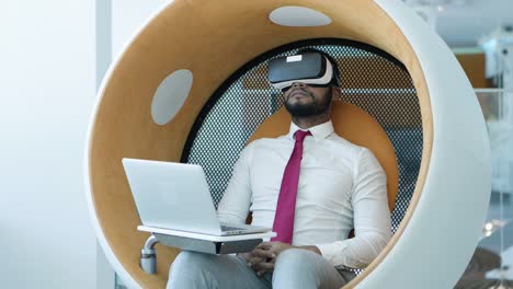 Entspannter-Geschäftsmann-Im-VR-Headset